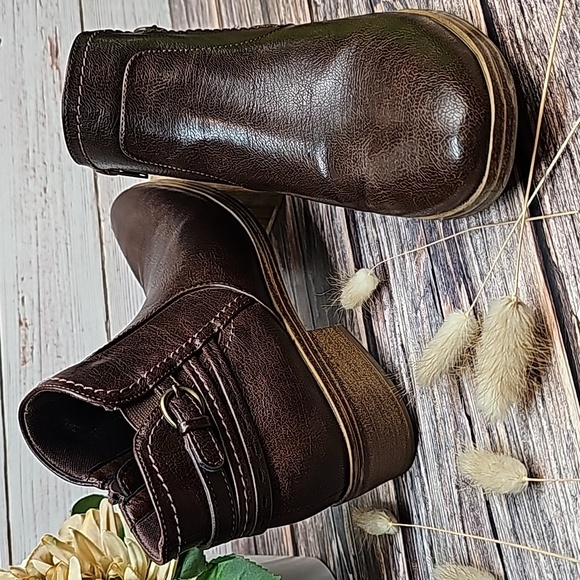 BARETRAPS MEDLEY DARK BROWN LEATHER ANKLE ZIP BOOTIES - Picture 2 of 14